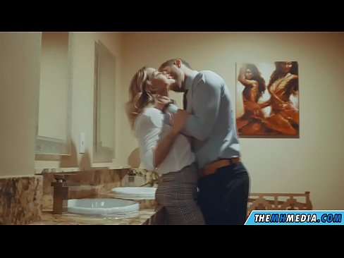 ❤️ Cando unha loura tetona seduce nun baño público Vídeo de sexo na pornografía gl.passenger33.ru